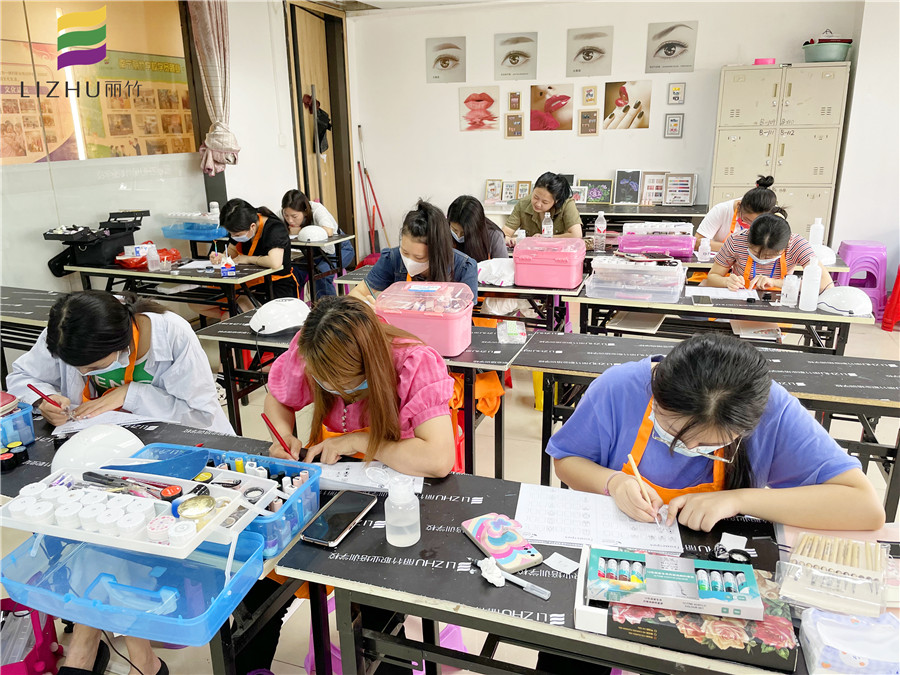 去南寧美甲培訓學校學美甲要會畫畫嗎？