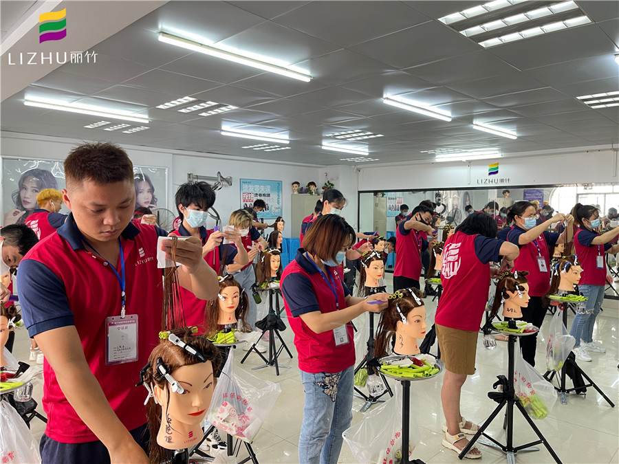 標(biāo)準(zhǔn)杠考核，南寧美發(fā)技師班現(xiàn)場(chǎng)實(shí)況