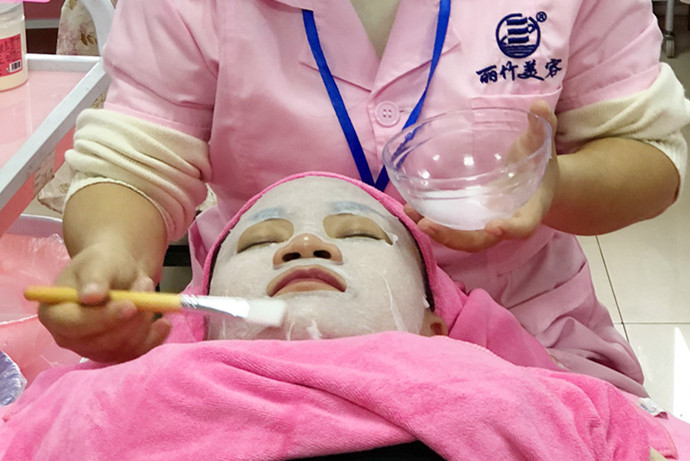 夏日敷水膜的次數(shù)越多越好嗎？南寧美容學(xué)校老師這么說