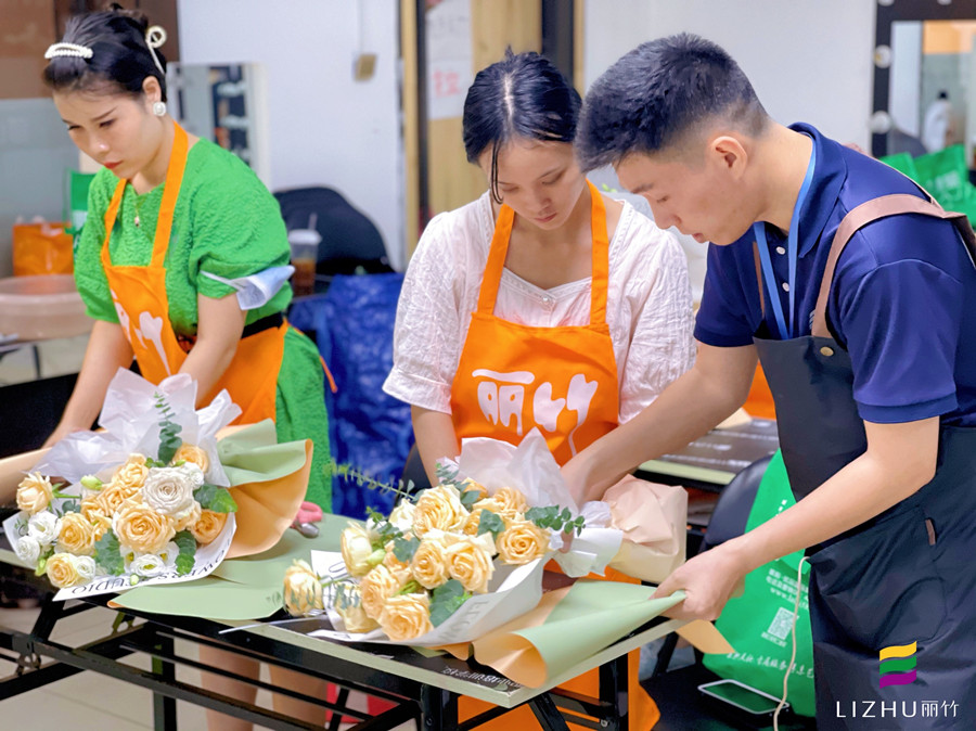 韓式清新花束特點(diǎn)，南寧花藝短期培訓(xùn)班手把手分析