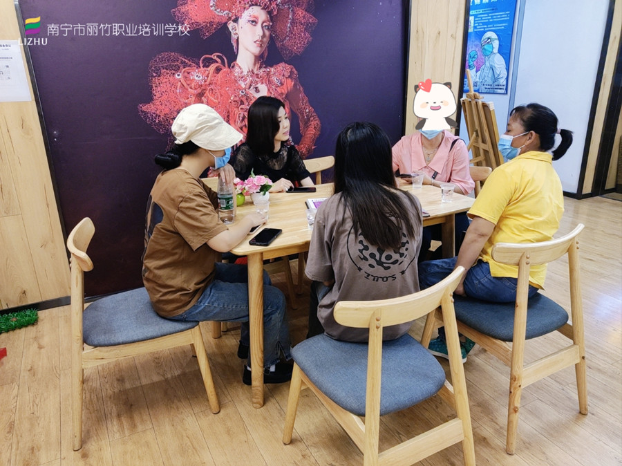 忙！忙！忙！麗竹學(xué)校人氣火爆的招生大廳