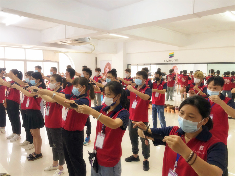 零基礎學美發(fā)：新手如何練習用剪刀和梳子？