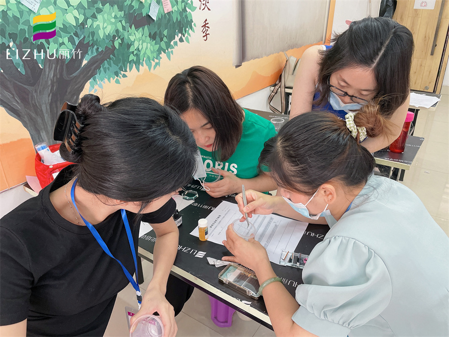 如何用杯子練習嫁接睫毛？來南寧美睫專業(yè)學?？纯窗?>
								
								<span id=