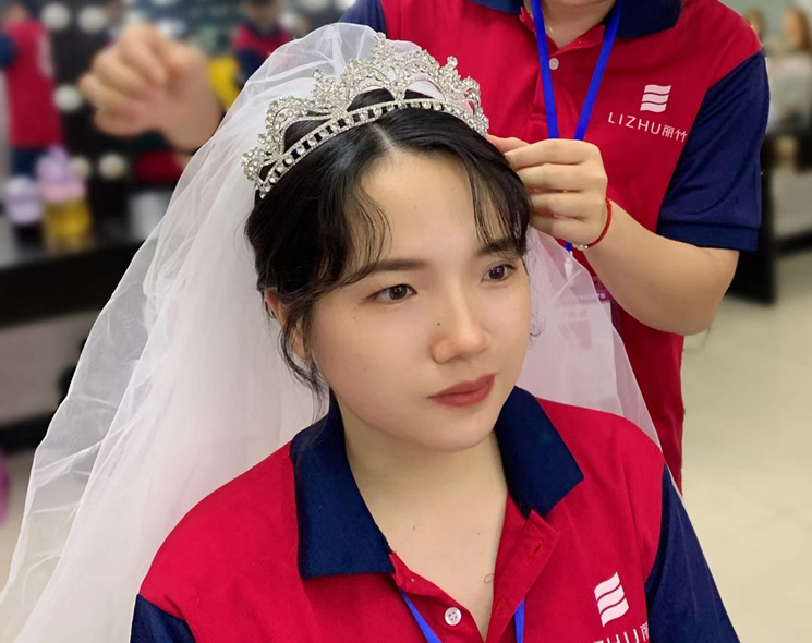 學化妝盤發(fā)基本手法，到麗竹化妝造型學校