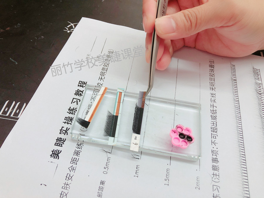 紙上嫁接睫毛，南寧美甲美睫學校學員練習