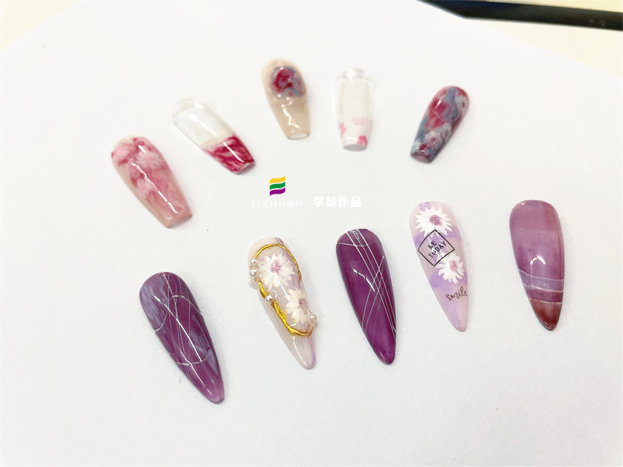 手黑做美甲如何選擇顏色？南寧美甲時(shí)尚培訓(xùn)教你