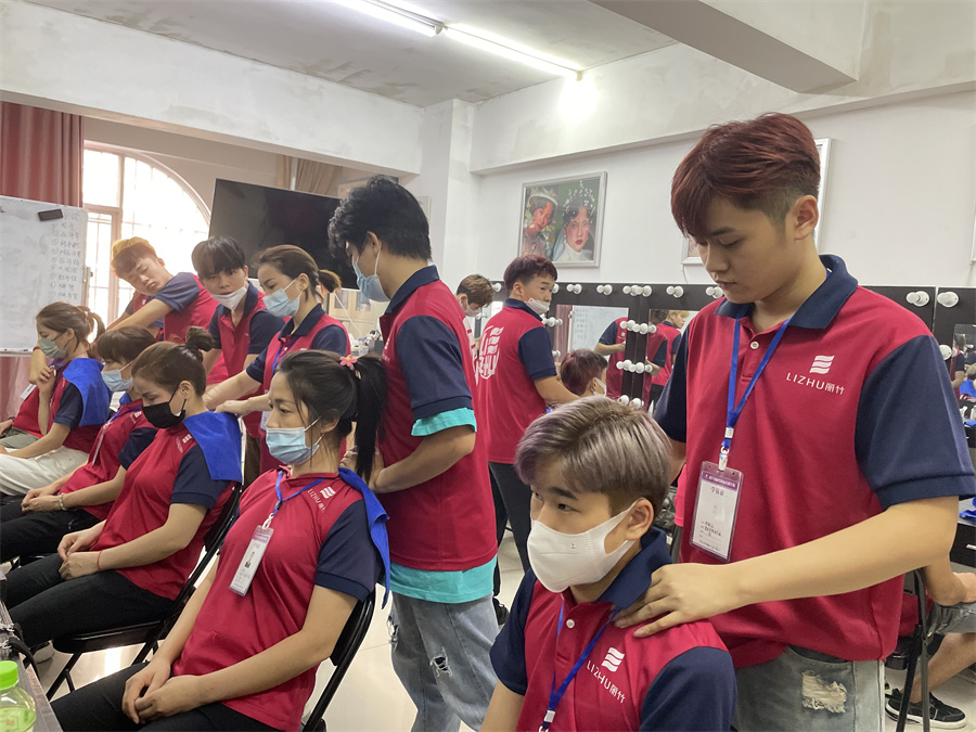 美發(fā)洗護(hù)肩頸按摩注意事項 ，廣西美發(fā)學(xué)校培訓(xùn)洗頭