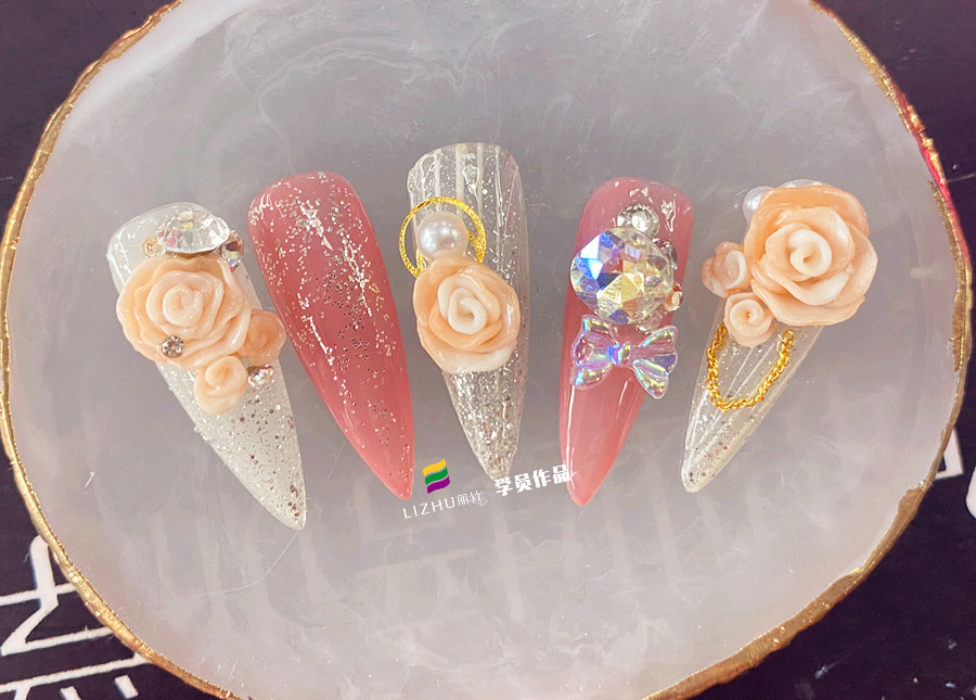 玫瑰雕花美甲作品，告訴你廣西美甲學(xué)校哪家好？