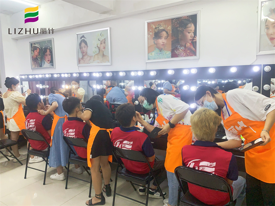 女士妝容和男士妝容的區(qū)別，廣西彩妝化妝專(zhuān)業(yè)培訓(xùn)課程