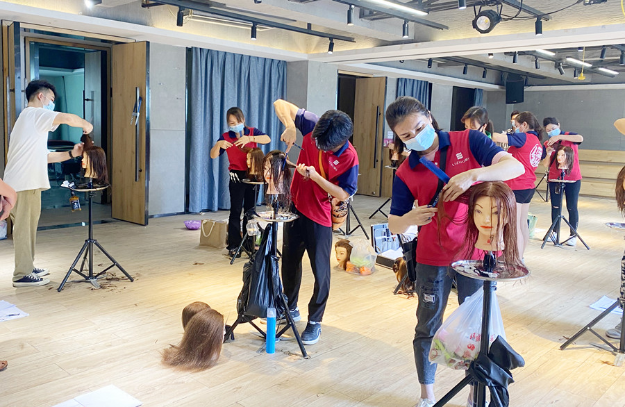 頭發(fā)打薄的注意事項(xiàng)，廣西理發(fā)剪發(fā)學(xué)校教學(xué)