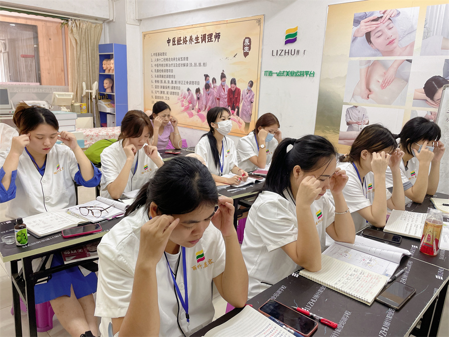 按摩太陽 穴的好處 | 廣西專業(yè)培訓(xùn)美容學(xué)校分享