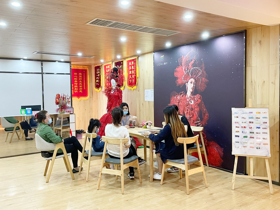 麗竹學校招生大廳里，全都是人人人人人人