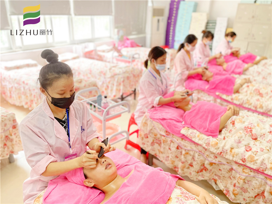 牛角刮痧板面部刮痧，廣西美容面部護理實操