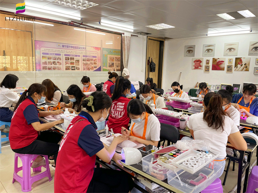 美甲培訓(xùn)教程 | 南寧美甲學(xué)校排名榜推薦課程