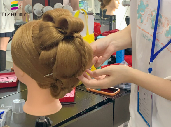 秀禾發(fā)型手打卷教程，南寧化妝盤發(fā)培訓(xùn)課件