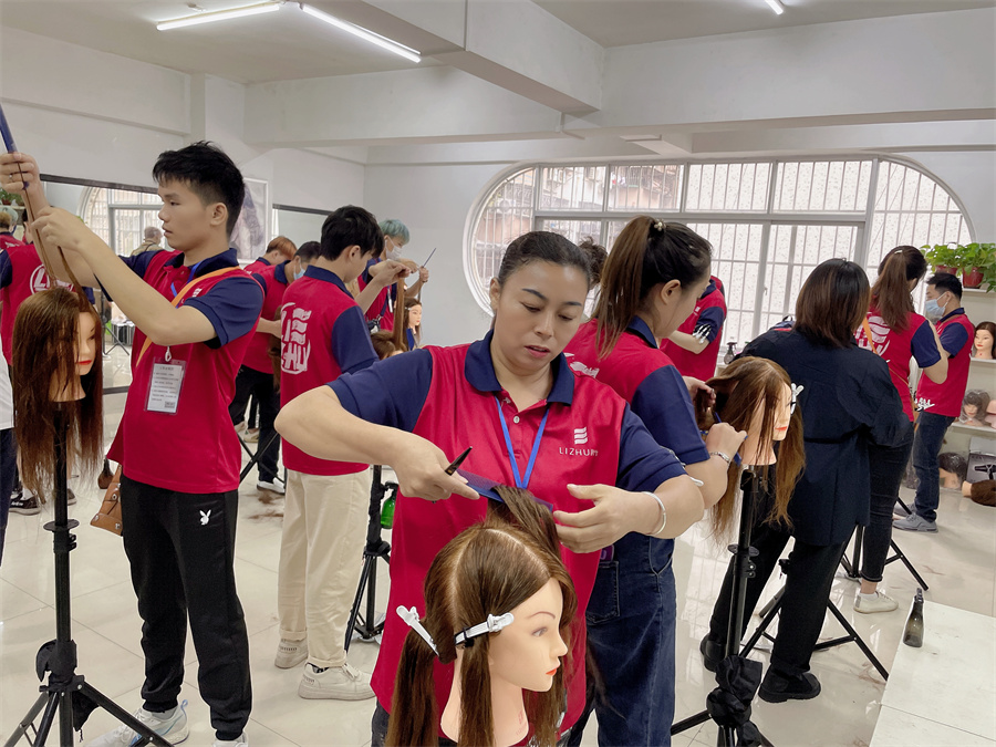 頭發(fā)打薄的技巧，廣西學理發(fā)剪發(fā)