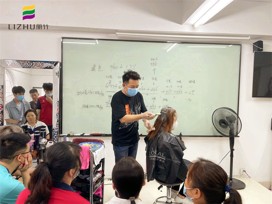 染膏怎么才能涂均勻？廣西染發(fā)培訓學?，F(xiàn)場示范