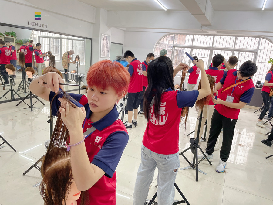 你適合剪齊劉海嗎？南寧剪發(fā)職業(yè)學(xué)校為你詳解