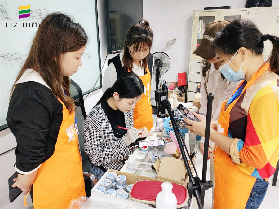 南寧學(xué)美甲要多久？南寧專(zhuān)業(yè)培訓(xùn)美甲師的學(xué)校歡迎你