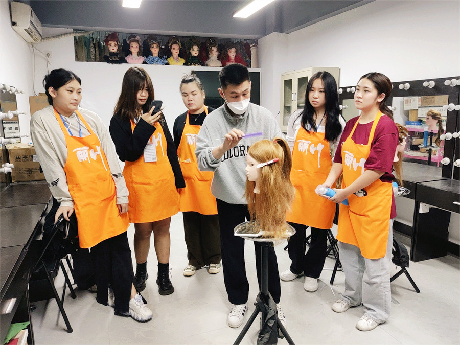 南寧化妝編發(fā)盤發(fā)去哪學(xué)？歡迎到麗竹學(xué)?；瘖y專業(yè)