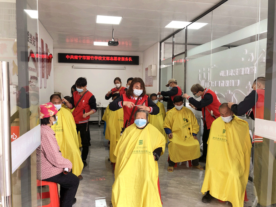 南寧美發(fā)學(xué)校外出理發(fā)活動(dòng)，你煥然一新過大年