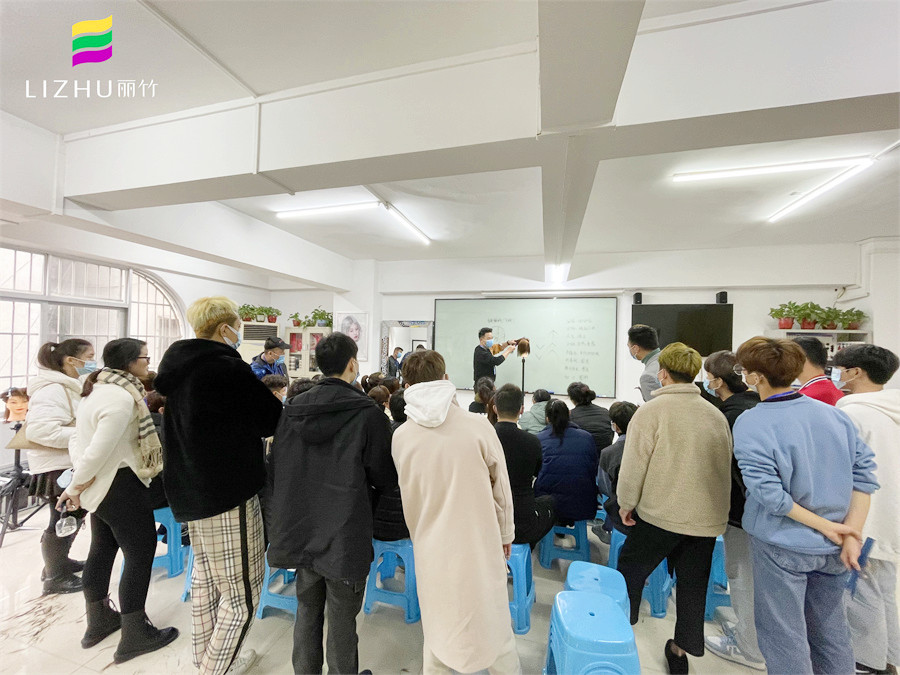 南寧燙染學(xué)校哪里好？南寧學(xué)燙染頭發(fā)多少錢？