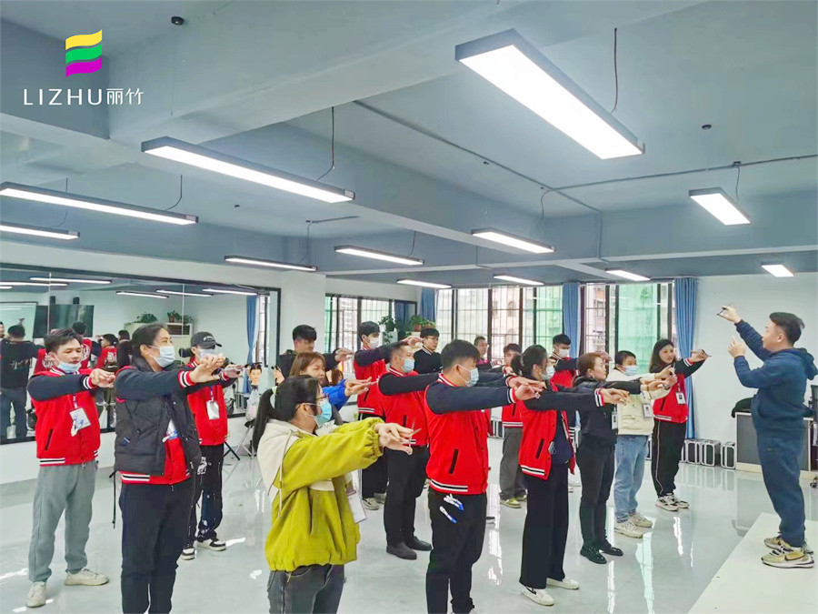 美發(fā)新手的手法練習(xí)，南寧理發(fā)課堂練習(xí)分享