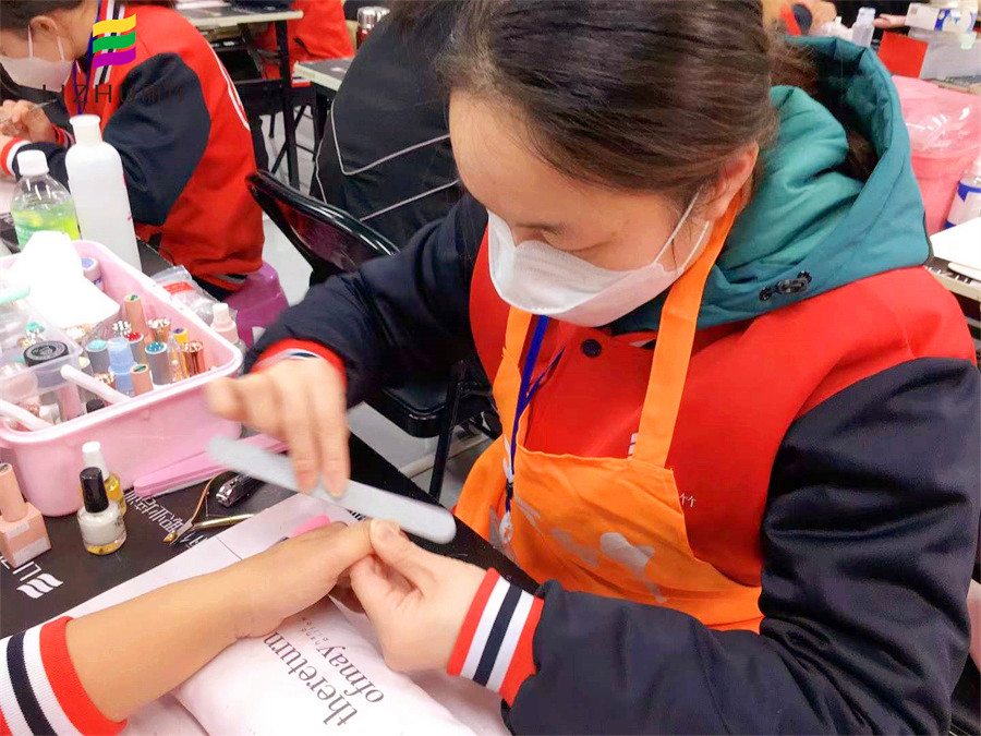 課堂實(shí)況！南寧美甲專業(yè)學(xué)員練習(xí)