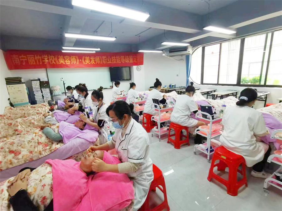 全員通過！廣西南寧美容師美發(fā)師考證班