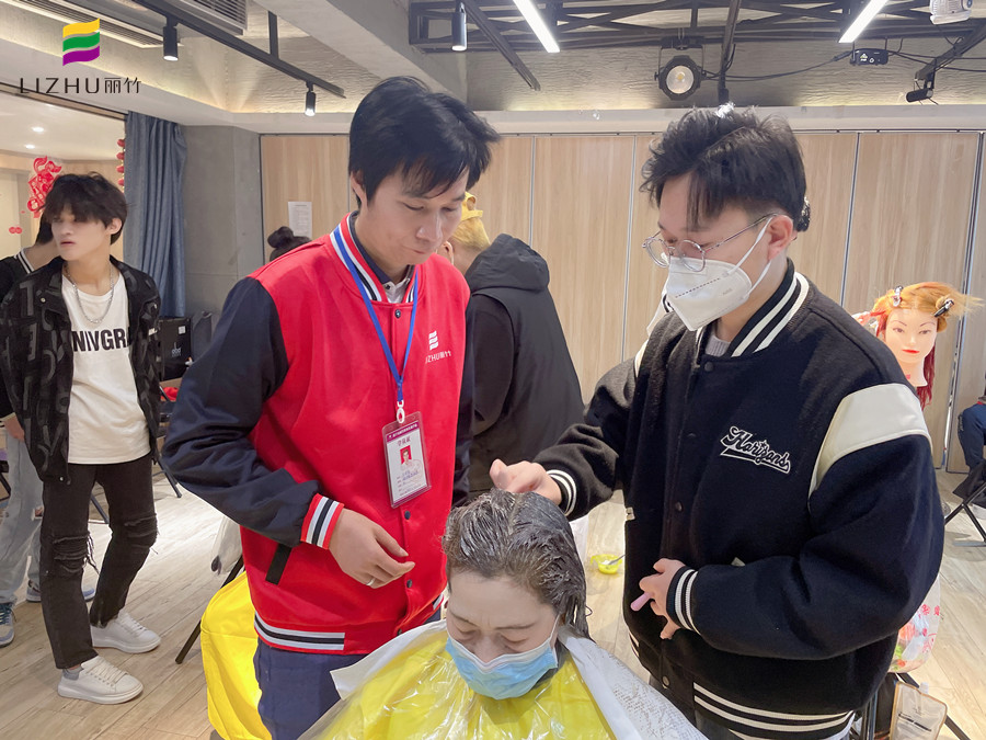 南寧染發(fā)培訓班分享：真人染發(fā)實操