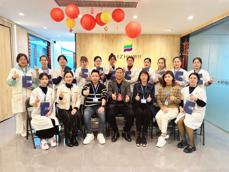 南寧美容培訓班畢業(yè)，同學們，加油！