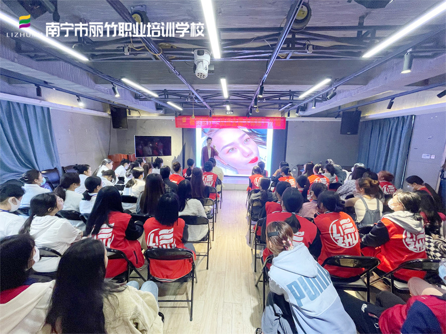 南寧紋繡專業(yè)眉眼唇培訓學校開課啦