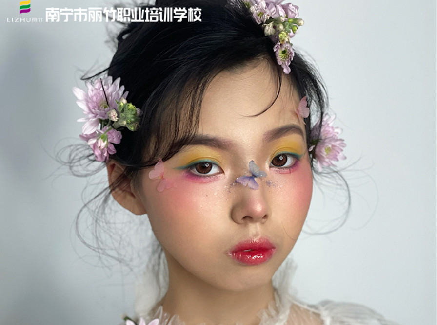 森系鮮花新娘造型，南寧新娘化妝學校作品