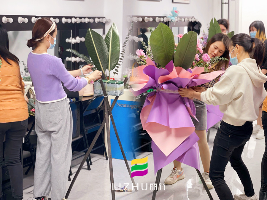 廣西學(xué)插花藝術(shù)：開(kāi)業(yè)花籃制作技巧