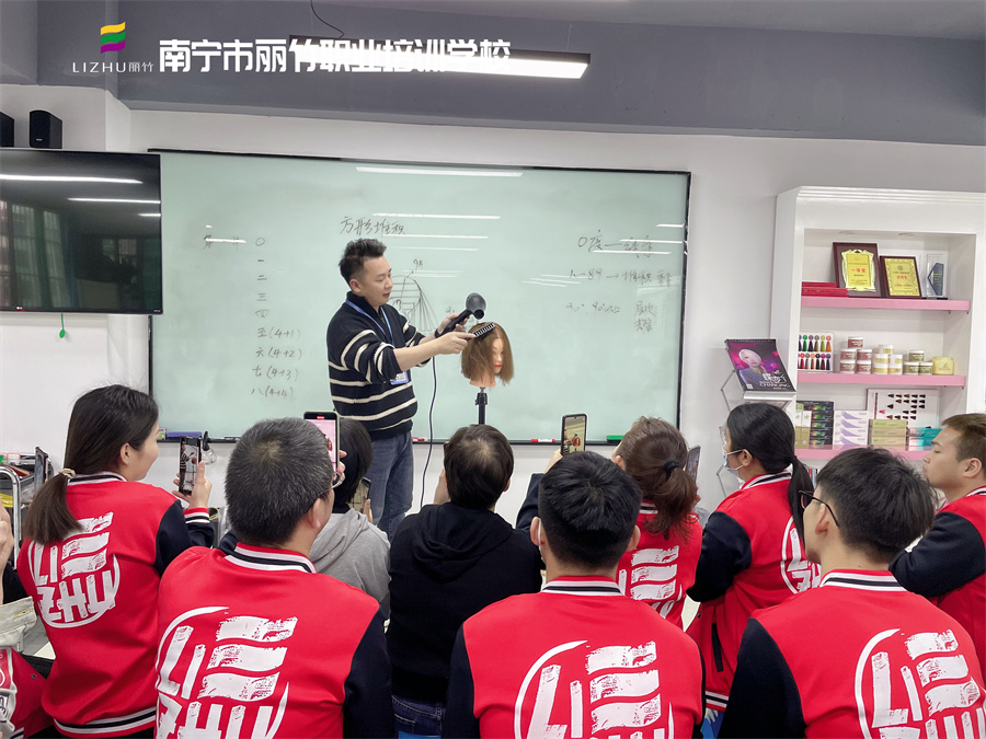 成功美發(fā)師具備哪些條件？南寧美發(fā)理發(fā)培訓(xùn)