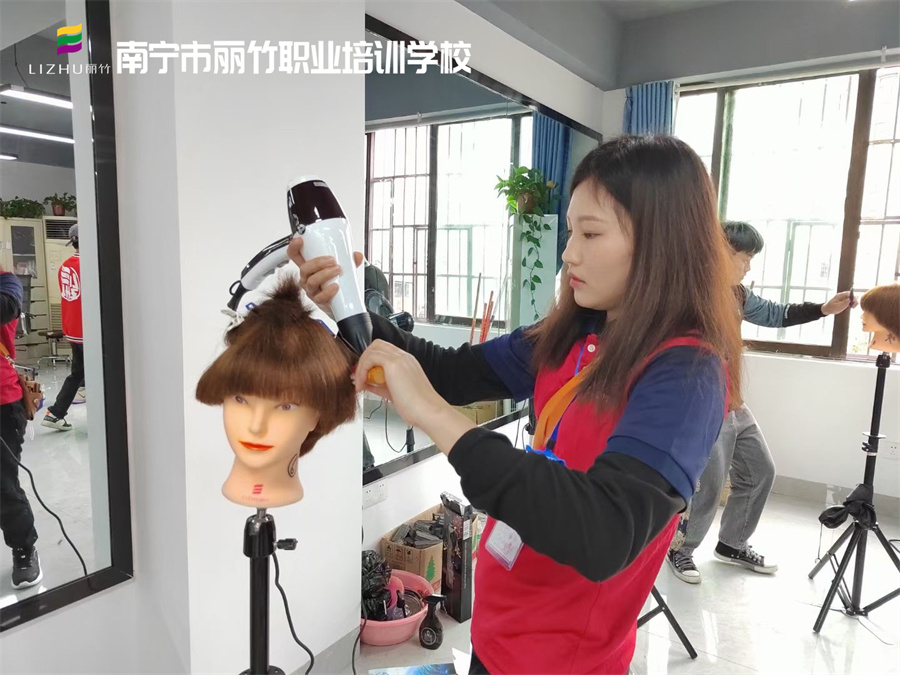 廣西學(xué)吹風(fēng)造型、廣西美發(fā)吹風(fēng)培訓(xùn)