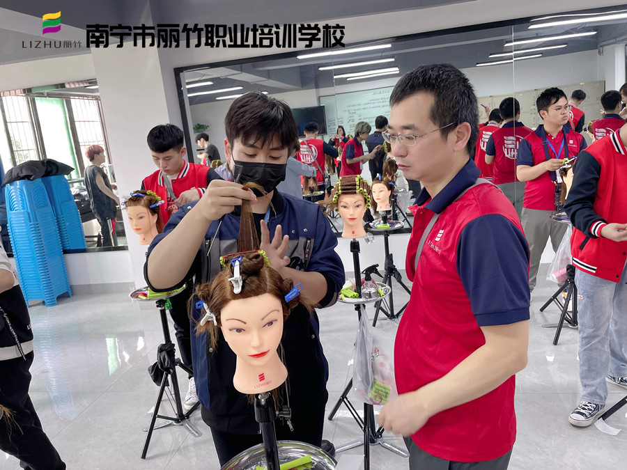 美發(fā)怎么卷杠紙？南寧美發(fā)卷發(fā)學校實訓展示