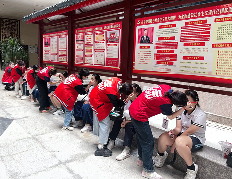 南寧化妝實踐課，為南寧十四中同學(xué)提供化妝服務(wù)