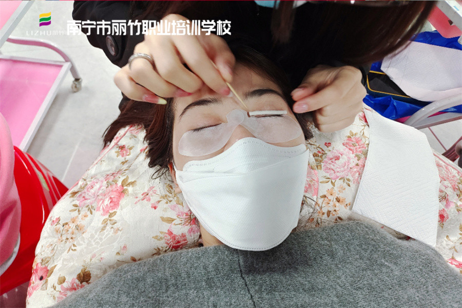 冷燙翹睫術(shù)的好處，南寧美甲美睫學校分享