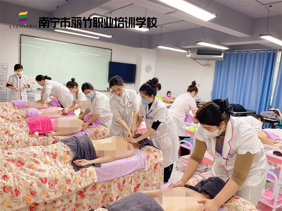 春季背部按摩的好處，廣西美容實(shí)訓(xùn)練習(xí)講解