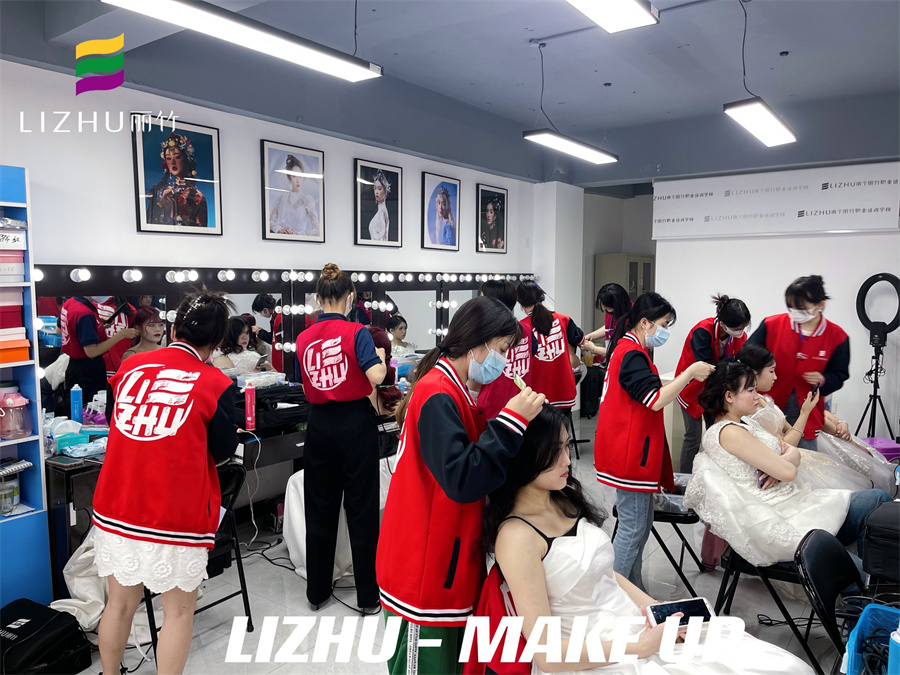 韓式新娘實(shí)訓(xùn)課堂，_南寧新娘彩妝造型學(xué)校實(shí)操