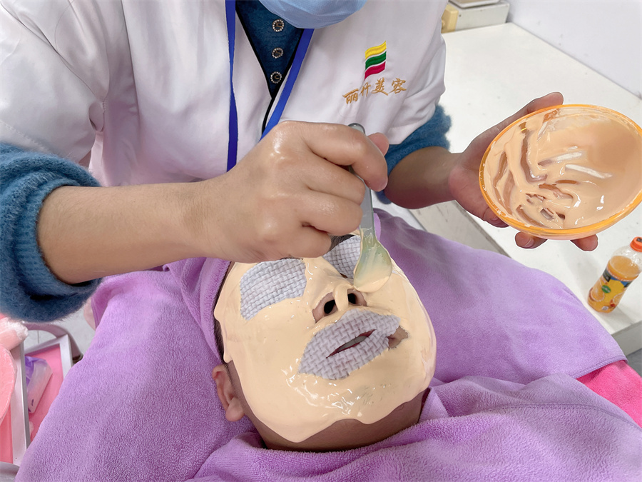 敷軟膜粉的好處？南寧美容皮膚管理學校實訓講解