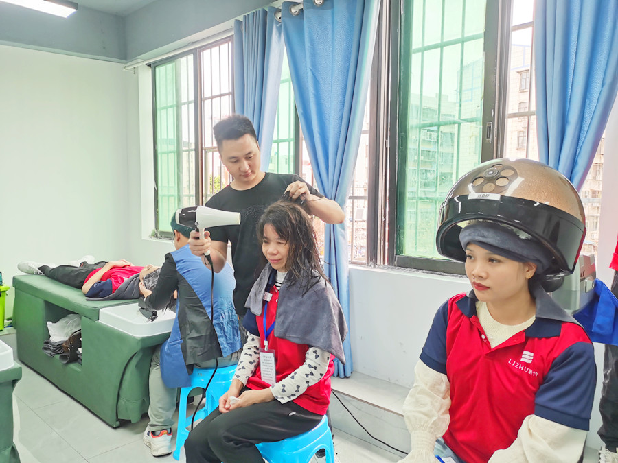 如何給發(fā)膜加熱？南寧美發(fā)職業(yè)技術學校課堂實訓講解