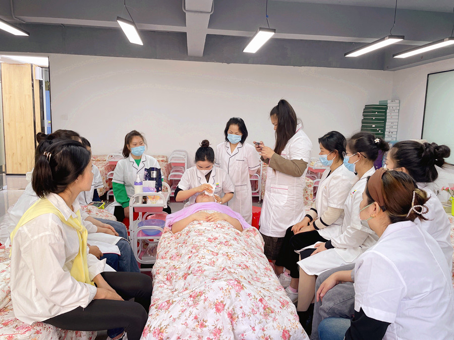 哪些化妝水不能濕敷？南寧美容護(hù)膚學(xué)校課堂筆記