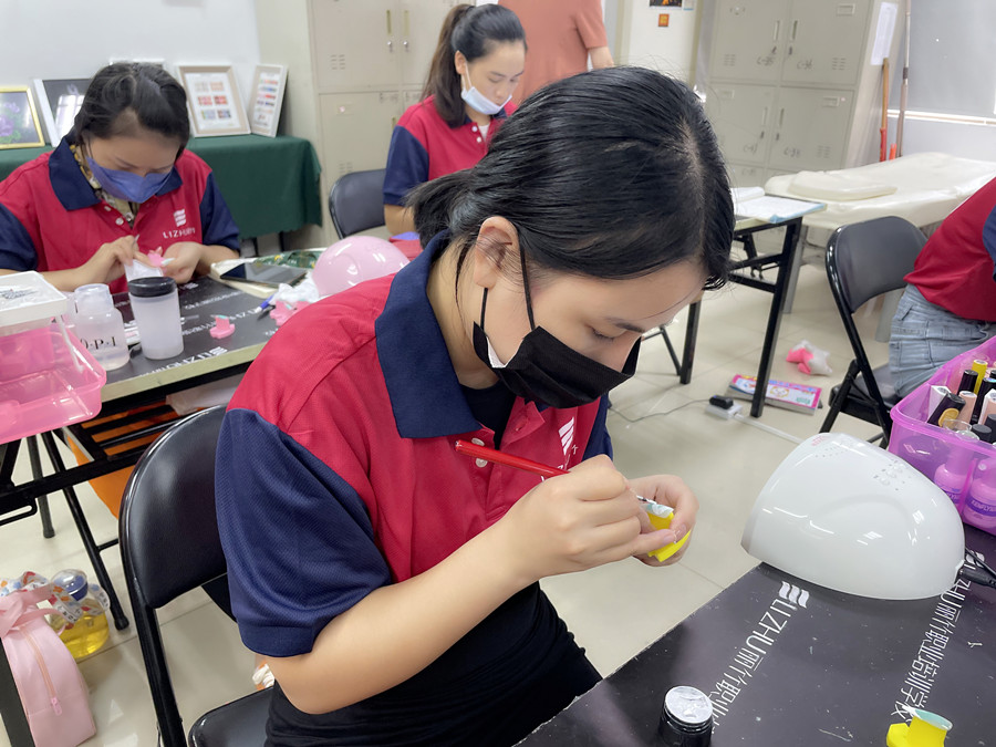 直擊廣西美甲技術(shù)學(xué)校課堂實訓(xùn)