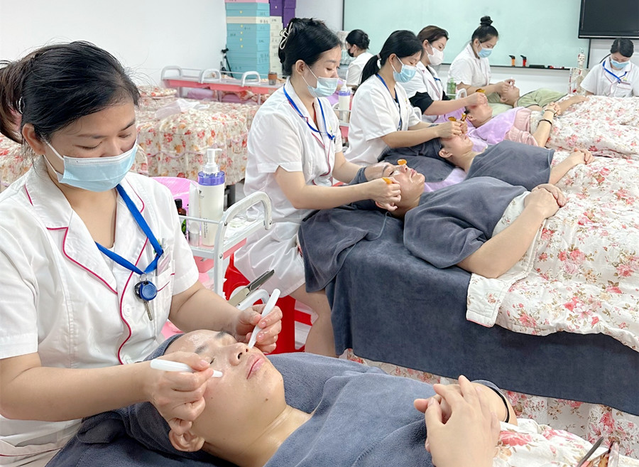 面部撥筋的原理，南寧美容學(xué)員操作實(shí)訓(xùn)分享