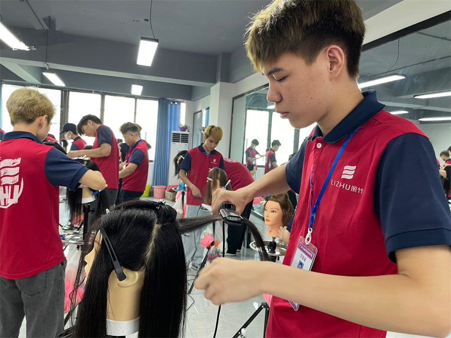 直板夾怎么拉直發(fā)？廣西美發(fā)造型學校教你