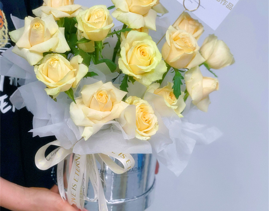 抱抱桶花束，南寧花藝零基礎(chǔ)培訓班作品欣賞