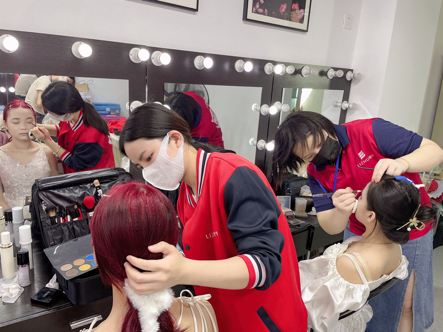 眼線筆使用教程，南寧化妝基礎(chǔ)培訓(xùn)班課件分享