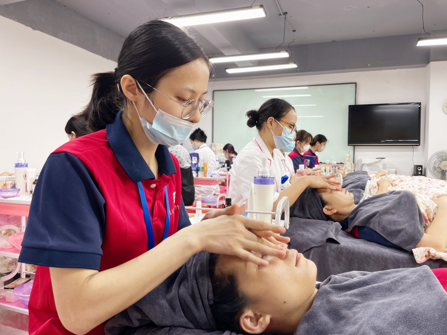 化妝需要學(xué)皮膚管理嗎？廣西美容化妝學(xué)校專業(yè)解答